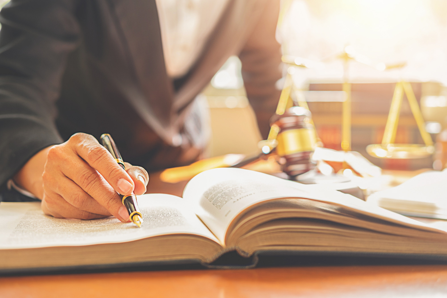 Equipe de advogados em reunião no escritório de advocacia